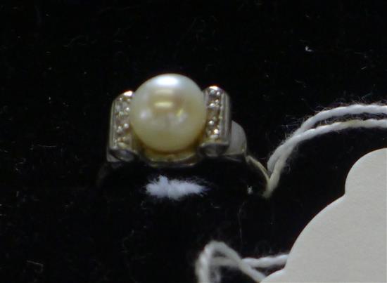 Gold ring with cultured pearl and diamond-set shoulders